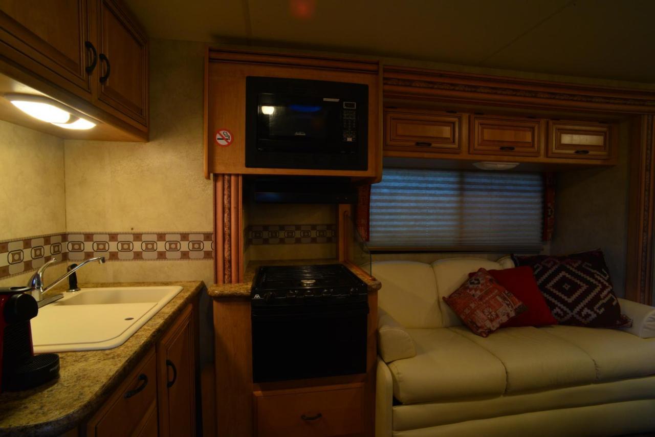 Luxury American Rv With Hot Tub West Chiltington Exterior foto